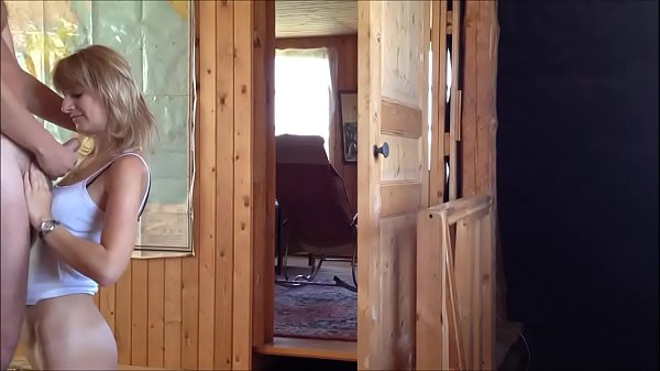 Худая женушка со светлыми волосами раком встает и в киску дает