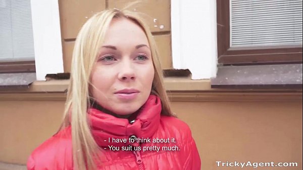 Блондинка доверилась продюсеру и пришла на кастинг
